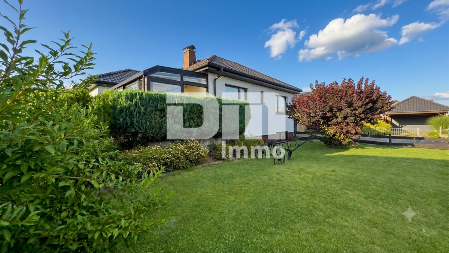 Solider Familien-Bungalow mit großem Potenzial in ruhiger Lage mit Wintergarten und Garage - Vorgarten